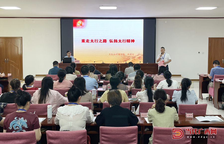 認(rèn)真聽課。記者張友豪攝_副本