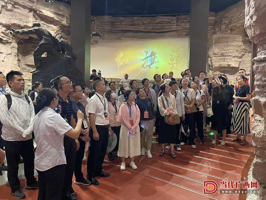 學(xué)員走進(jìn)紅旗渠紀(jì)念館，了解紅旗渠的修建歷程，學(xué)習(xí)感悟紅旗渠精神。記者張友豪攝_副本