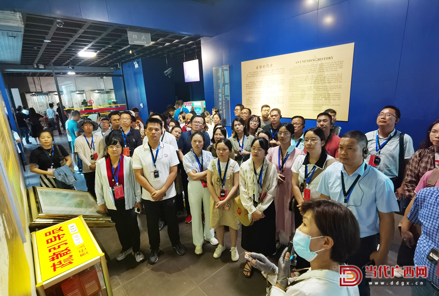 學(xué)員在殷墟博物苑參觀學(xué)習(xí)。記者張友豪攝1_副本